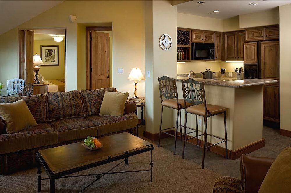 Superior Room, 1 Queen Bed, Mountain View (One Bedroom Condominium)