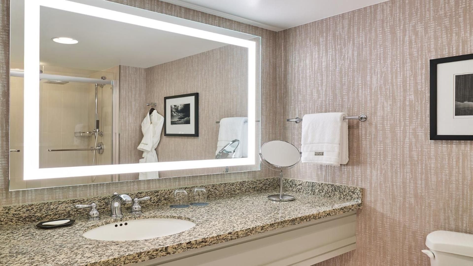 Traditional King Room with Adapted Tub - Mobility and Hearing Accessible