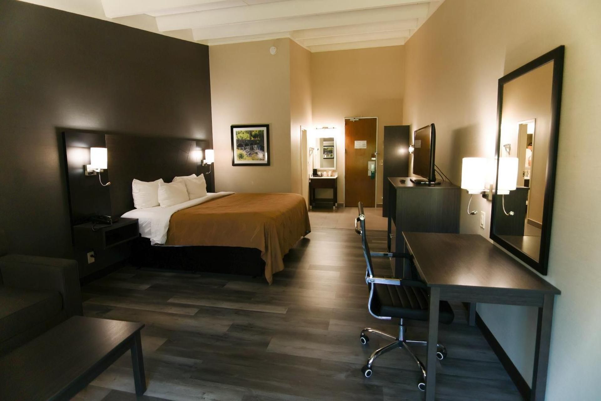 1 King Bed, Suite, Nonsmoking