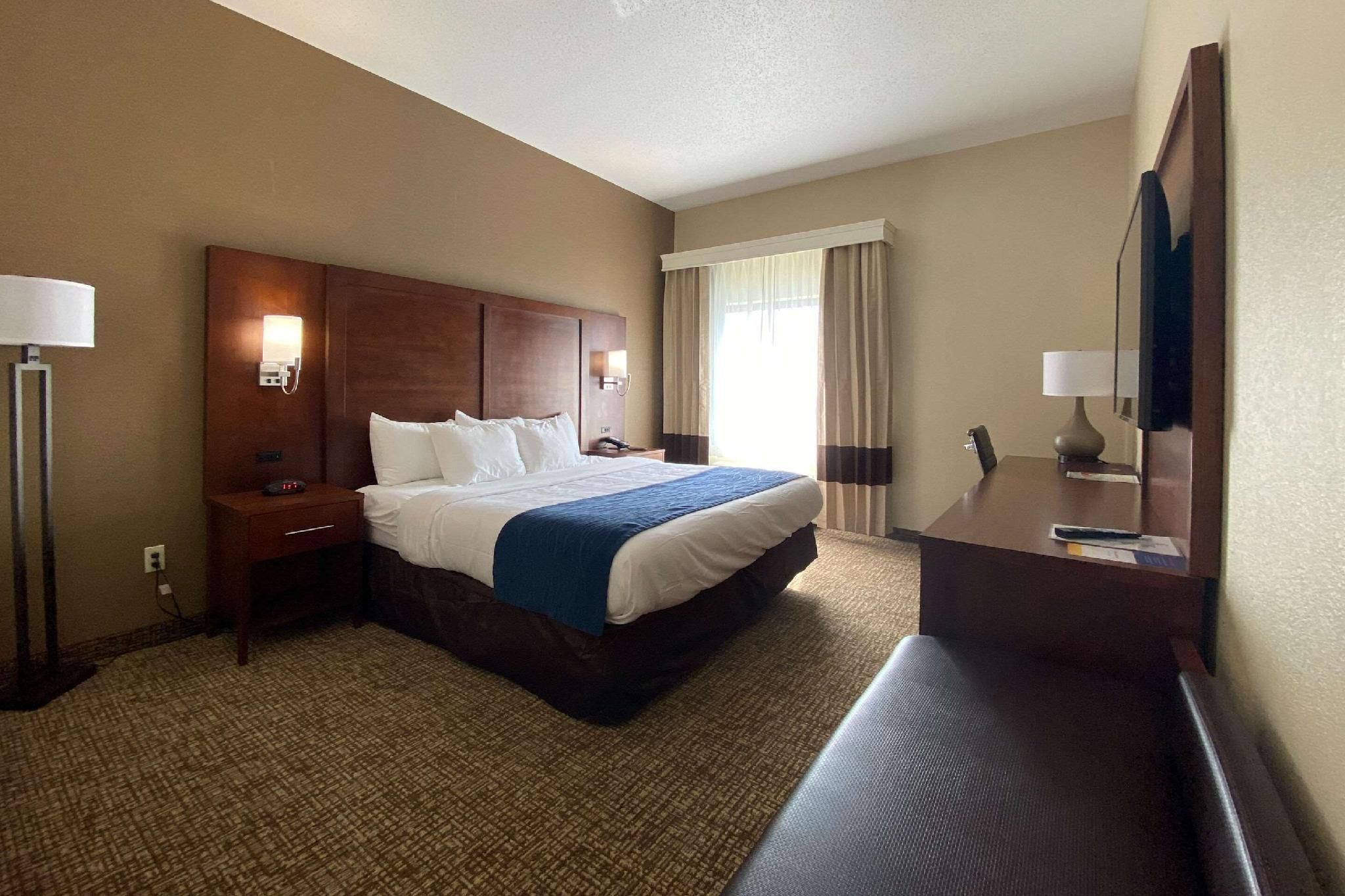 1 King Bed, Nonsmoking, Accessible
