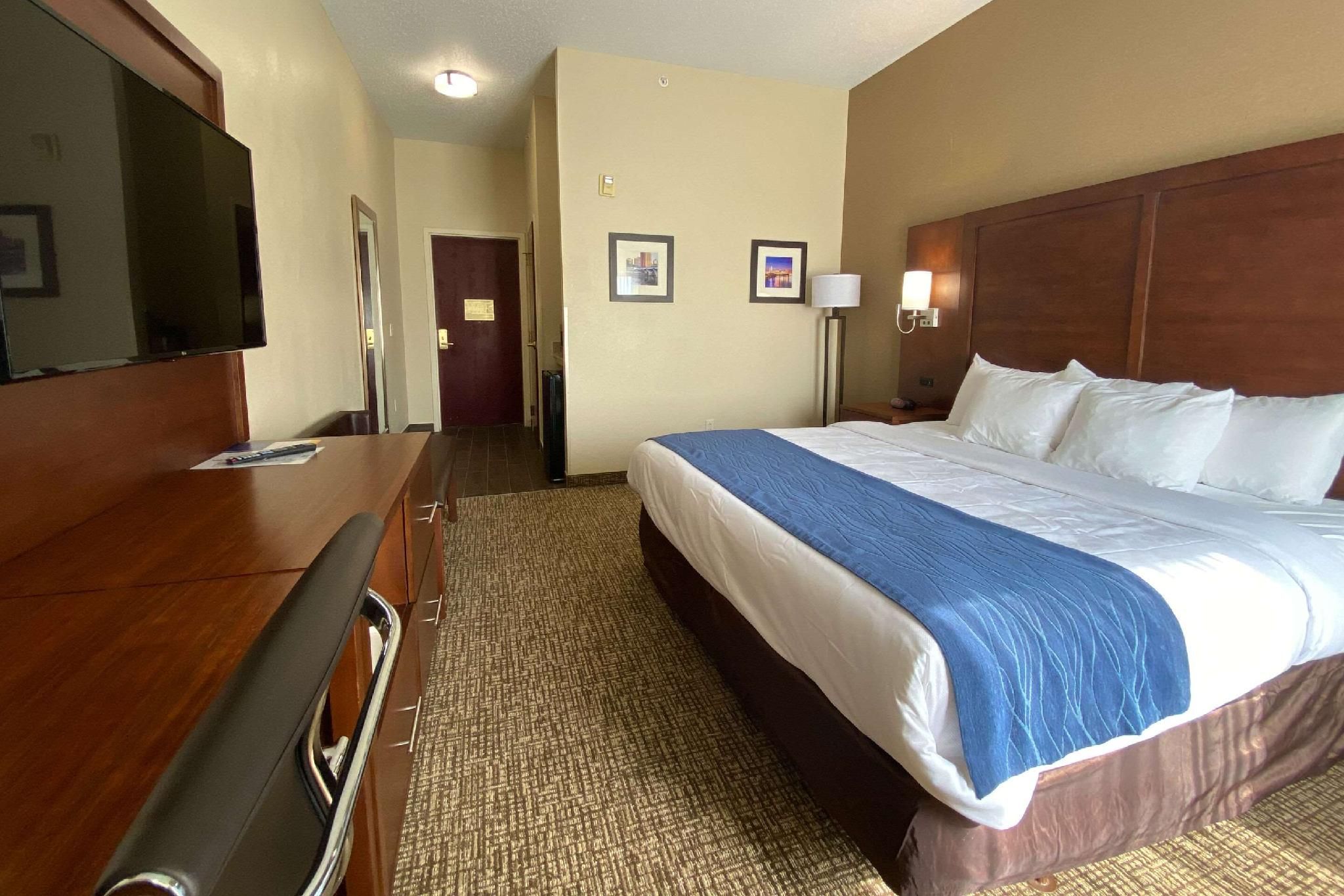 1 King Bed, Nonsmoking, Accessible