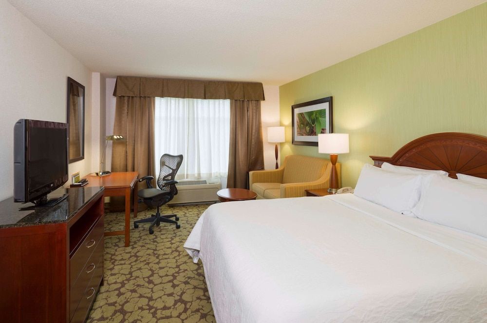 Deluxe Room, 1 King Bed, Jetted Tub