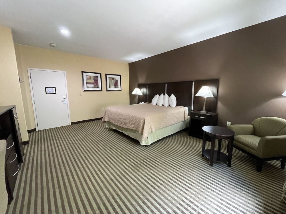 Whitney Inn & Suites Deluxe Room, 1 King Bed, Non Smoking