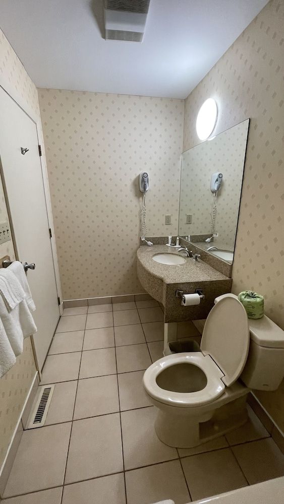 Whitney Inn & Suites Superior Room 4