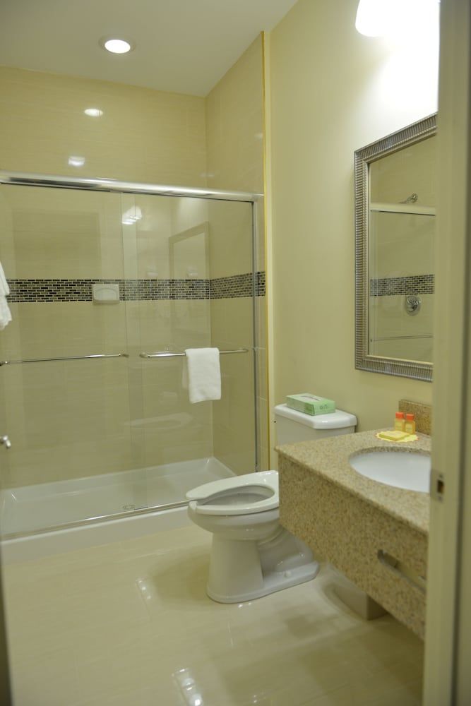 Whitney Inn & Suites Comfort Room, 1 King Bed, Non Smoking 4