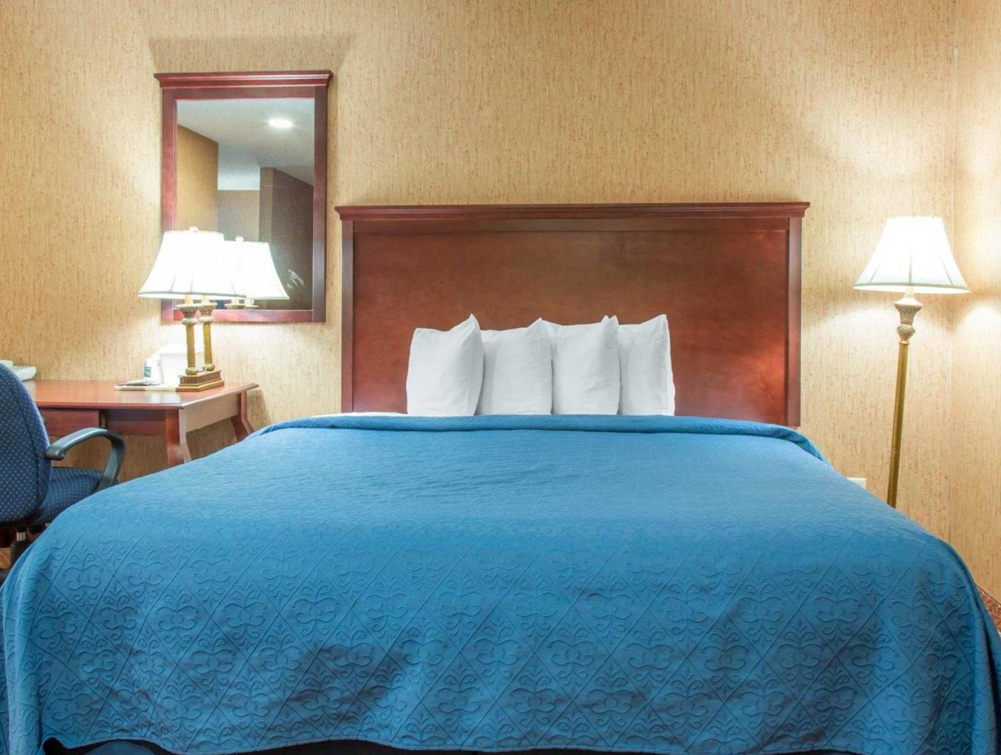 1 King Bed, Non-Smoking