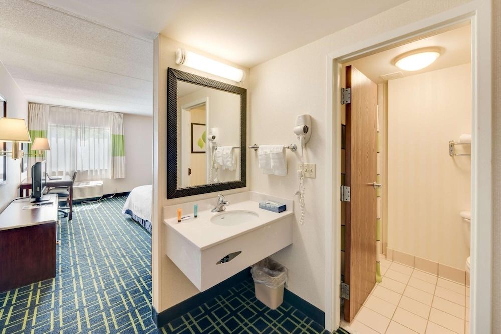 Motel 6 Milford, CT Standard Room, 1 King Bed, Non Smoking 8