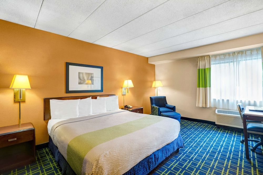 Motel 6 Milford, CT Standard Room, 1 King Bed, Non Smoking 4