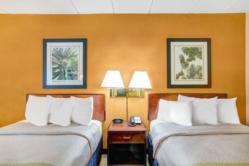 Motel 6 Milford, CT Standard Room, 2 Double Beds, Non Smoking 4