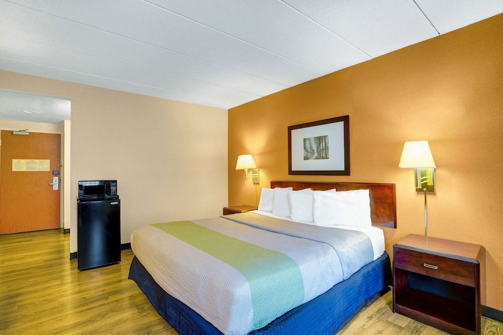 Motel 6 Milford, CT Standard Room, 1 King Bed, Non Smoking 3