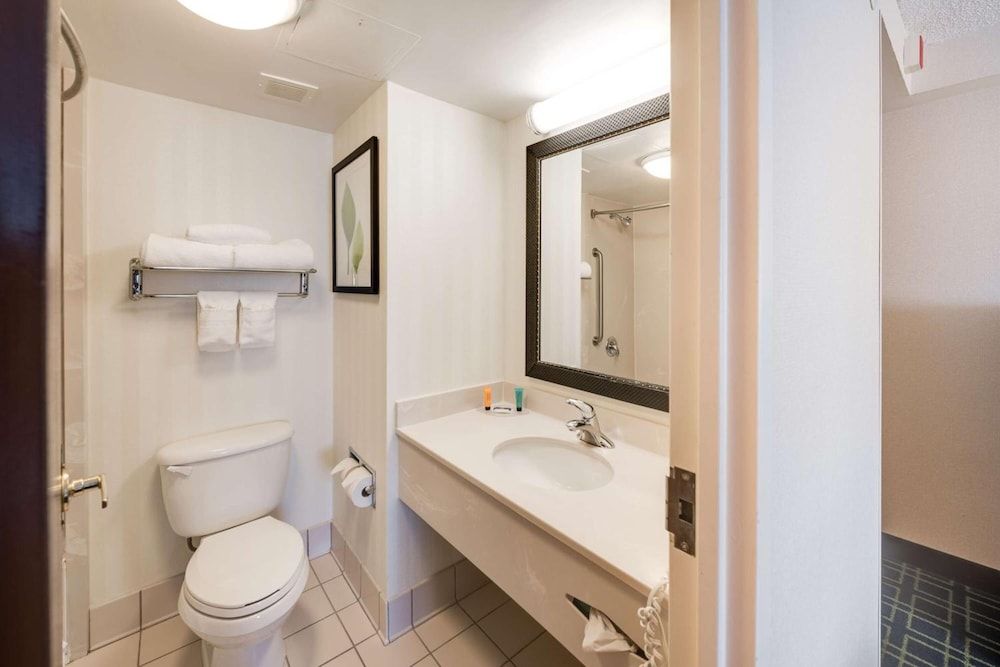 Motel 6 Milford, CT Standard Room, 1 King Bed, Non Smoking 9