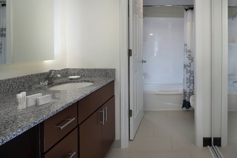 Suite, 2 Bedrooms (Mobility/Hearing Access, Roll-In Shwr)