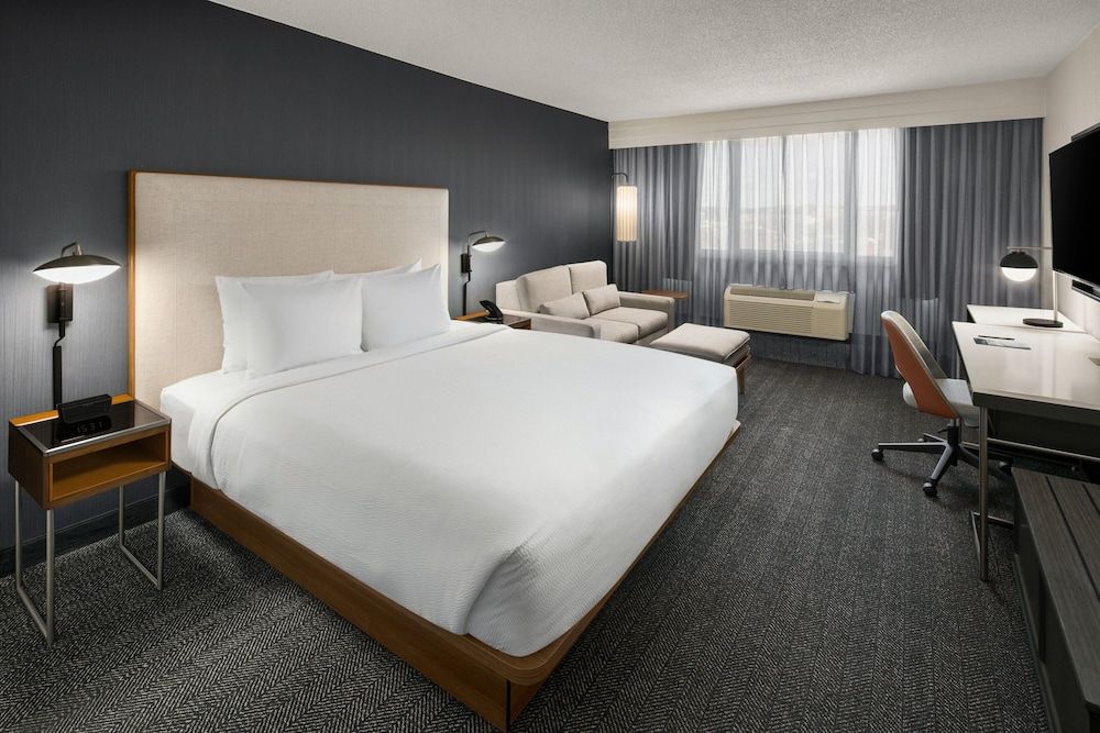 Suite, 1 King Bed with Sofa bed, Non Smoking