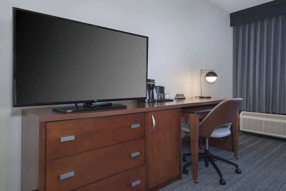 undefined Courtyard by Marriott Norwalk 8