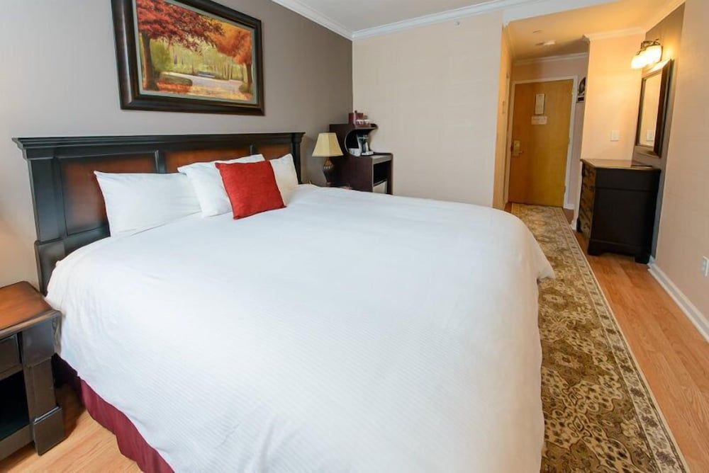 Norwalk Inn & Conference Center Standard Room, 1 King Bed, Refrigerator 2