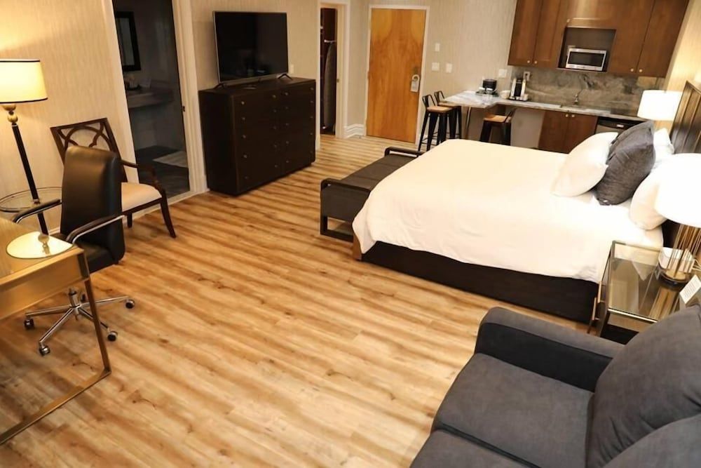 Superior Suite, 1 King Bed with Sofa bed, Ensuite