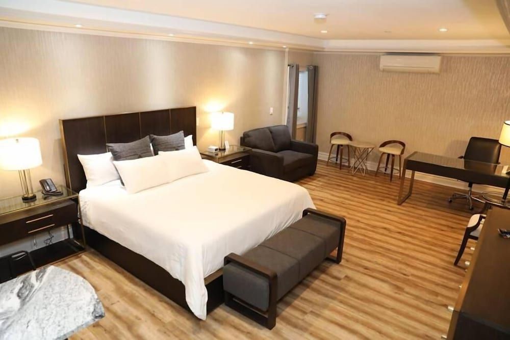 Superior Suite, 1 King Bed with Sofa bed, Ensuite