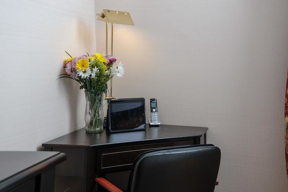 Norwalk Inn & Conference Center Standard Room, 1 King Bed, Refrigerator 9