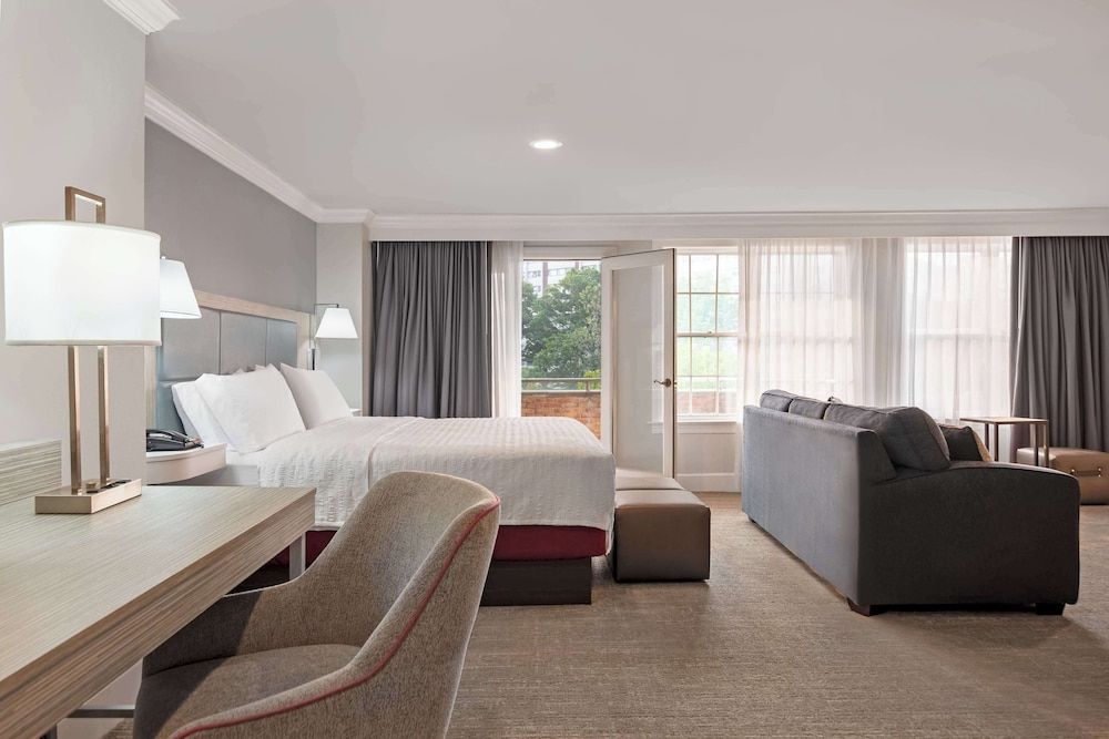 Studio, 1 King Bed, Balcony