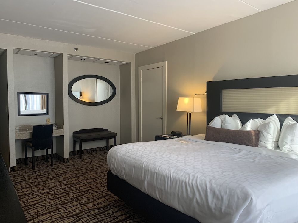 Best Western Executive Hotel Of New Haven - West Haven Suite, 1 King Bed, Non Smoking, Refrigerator & Microwave (with Sofabed) 2