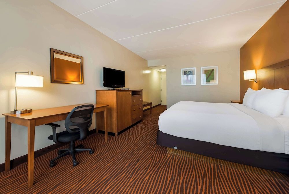 Best Western Executive Hotel Of New Haven - West Haven Suite, 1 King Bed, Non Smoking, Refrigerator & Microwave (with Sofabed) 5