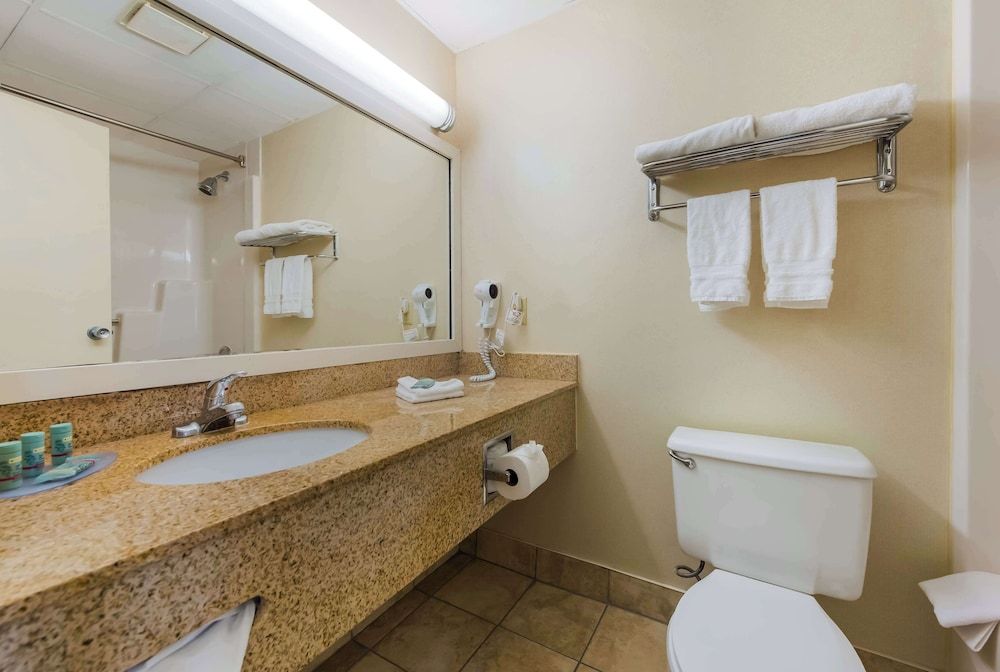 Best Western Executive Hotel Of New Haven - West Haven Suite, 2 Queen Beds, Non Smoking, Refrigerator & Microwave (with Sofabed) 3