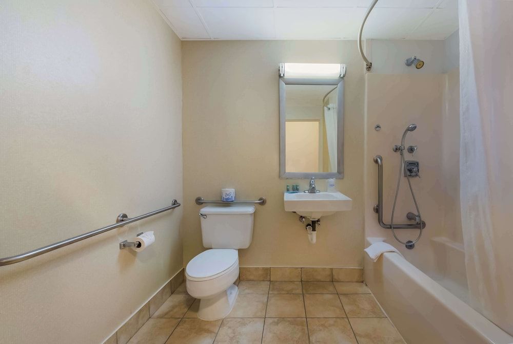 Best Western Executive Hotel Of New Haven - West Haven Standard Room, 1 King Bed, Accessible, Bathtub 7