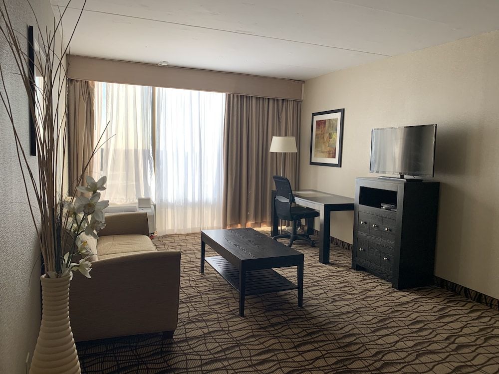 Best Western Executive Hotel Of New Haven - West Haven Suite, 1 King Bed, Non Smoking, Refrigerator & Microwave (with Sofabed) 8