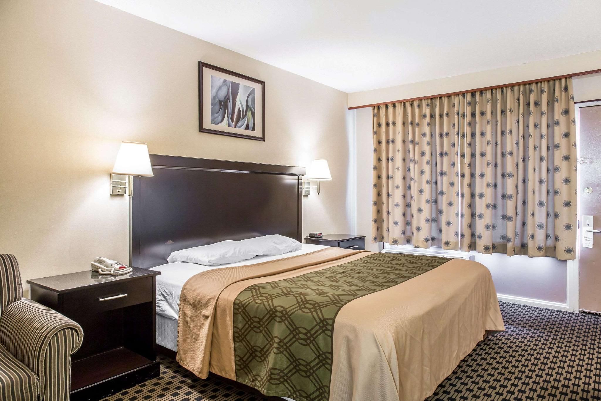 1 King Bed, Smoking, Accessible