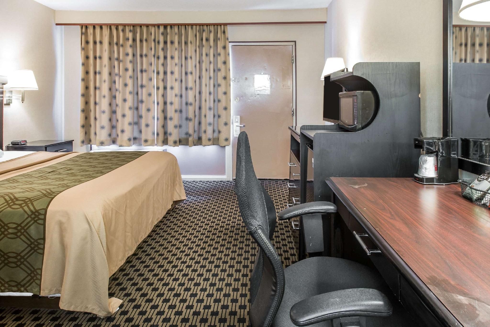 1 King Bed, Smoking, Accessible