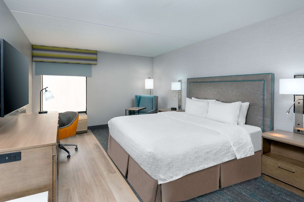 Room, 1 King Bed, Accessible, Non Smoking (Roll-in Shower)