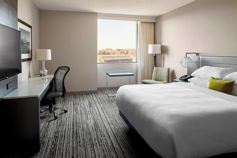 Room, 1 King Bed, Non Smoking (Mobility/Hearing Access, Roll-in Shwr)