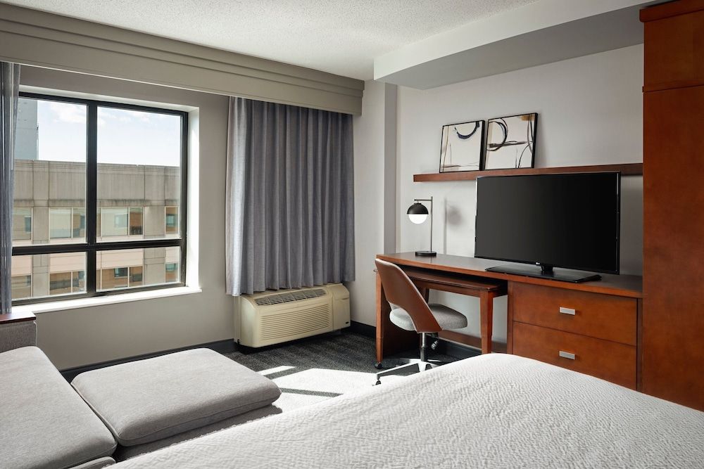 Courtyard by Marriott Washington Capitol Hill/Navy Yard Room, 1 King Bed with Sofa bed (Hearing Accessible) 3