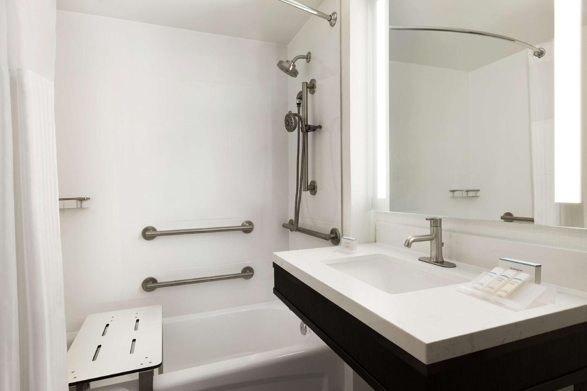 1 KING MOBILITY ACCESSIBLE W/BATHTUB