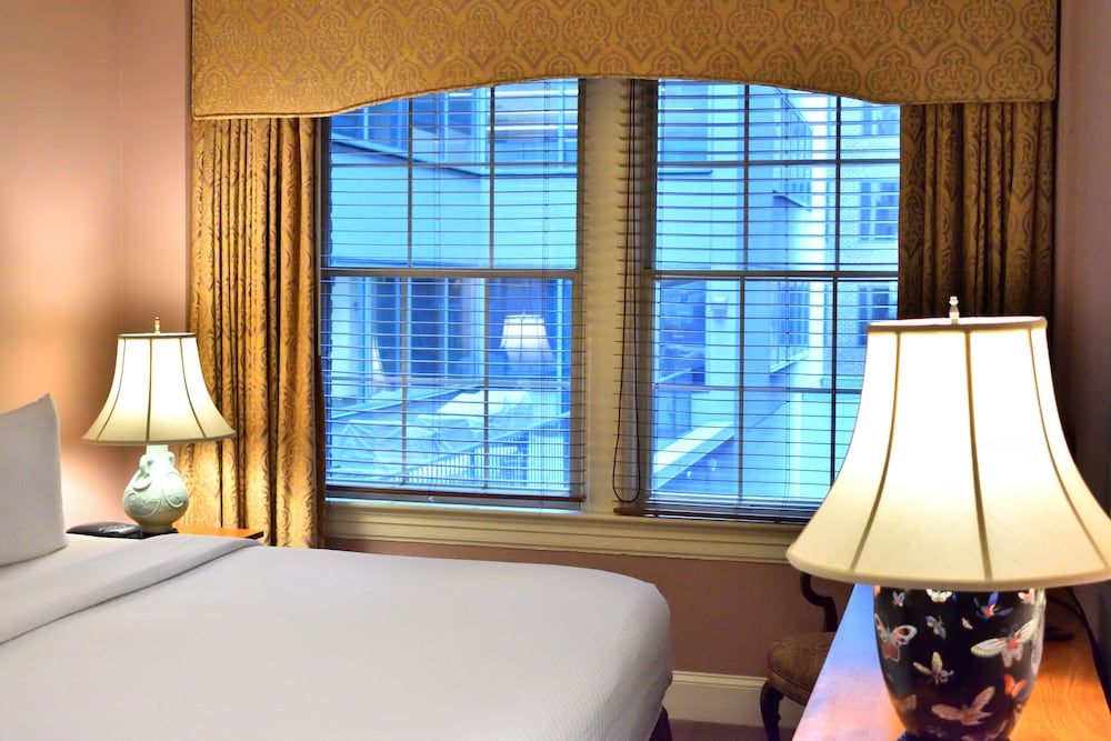 Suite, 1 King Bed, Park View