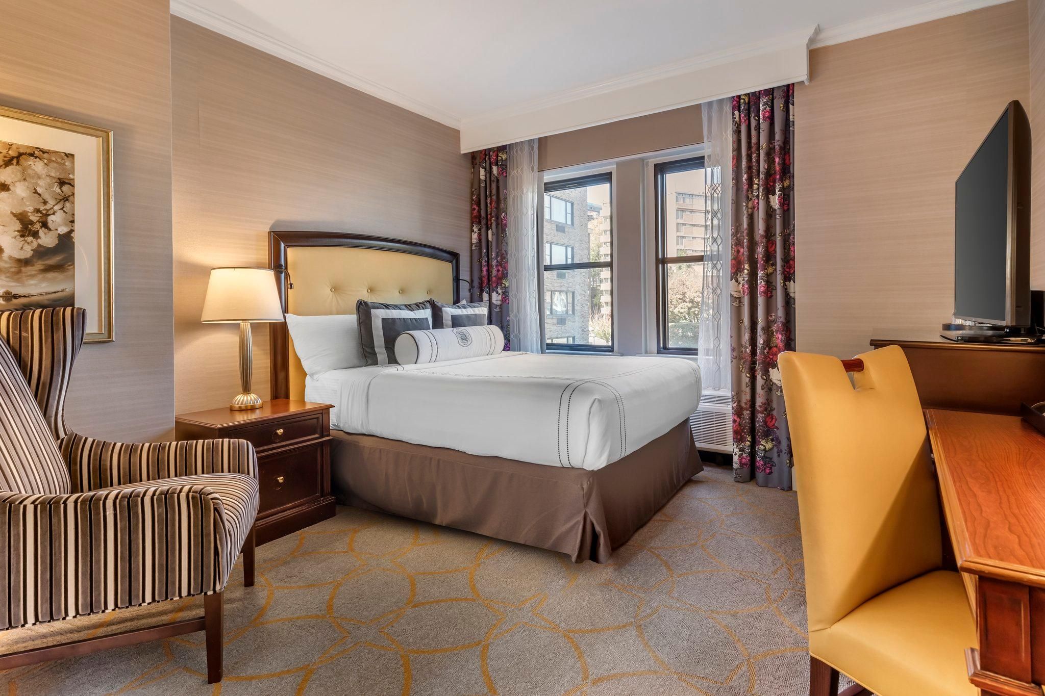 Deluxe Room 1 Queen Bed