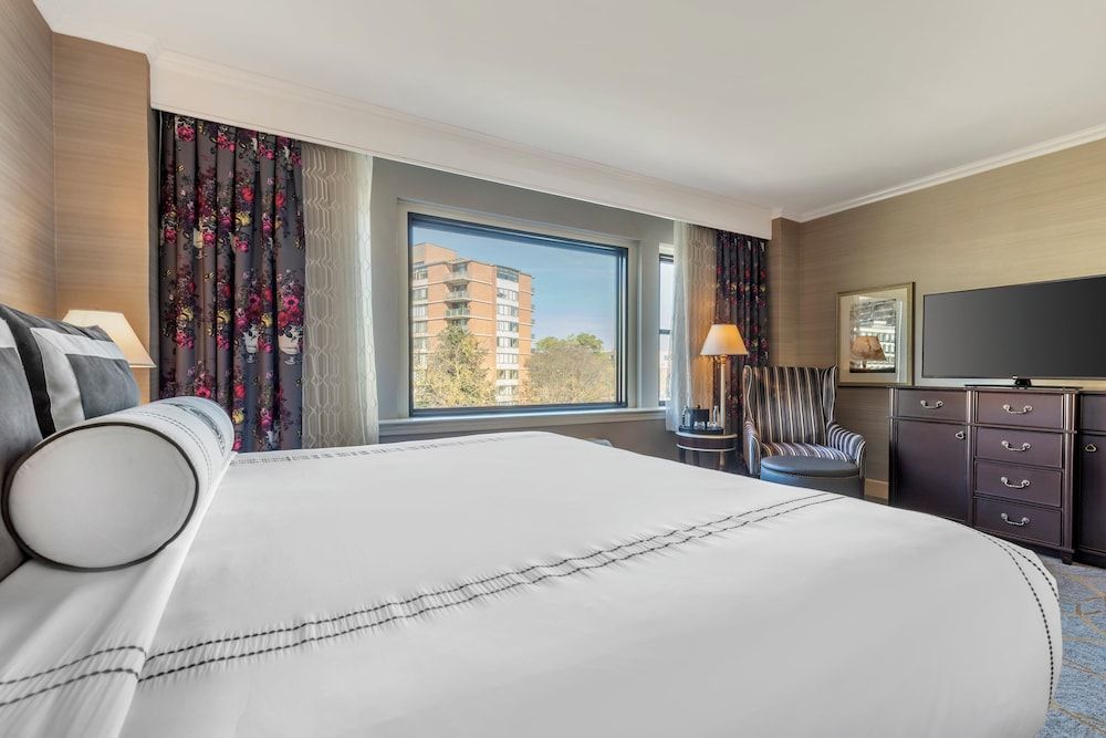 Omni Shoreham Hotel Traditional Room, 1 King Bed 6