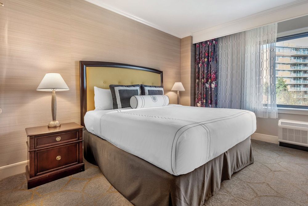 Deluxe Room, 1 King Bed, Accessible