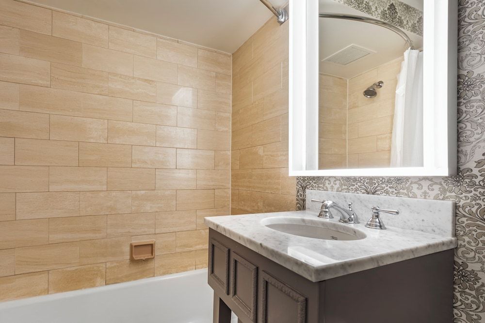 Omni Shoreham Hotel Traditional Room, 1 King Bed 10