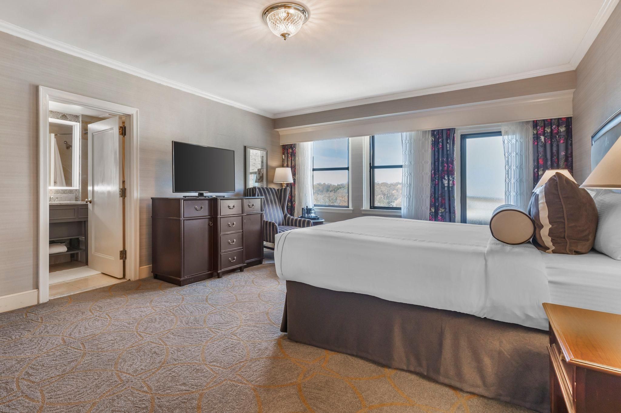 Traditional Room 1 King Bed