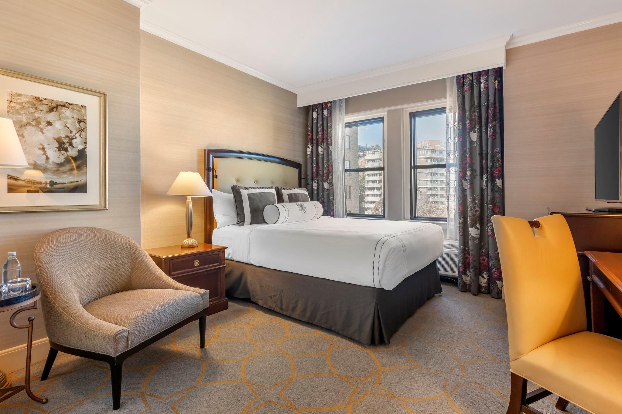Deluxe Room 1 Queen Bed