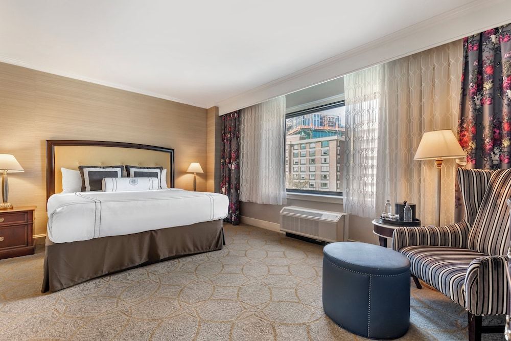 Omni Shoreham Hotel Traditional Room, 1 King Bed 3