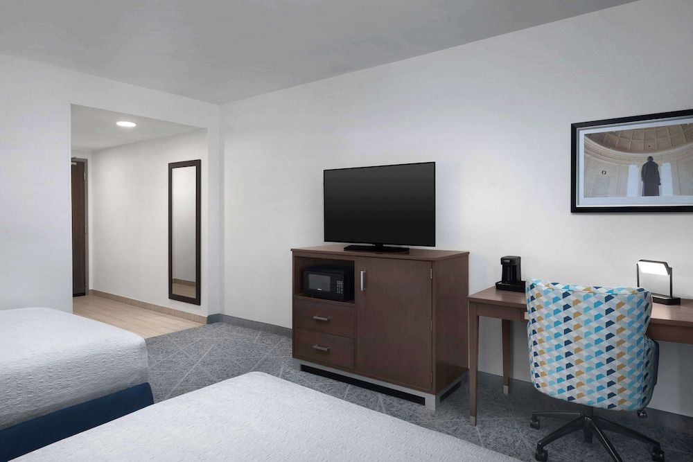 Room, 2 Queen Beds, Accessible (Roll-in Shower)