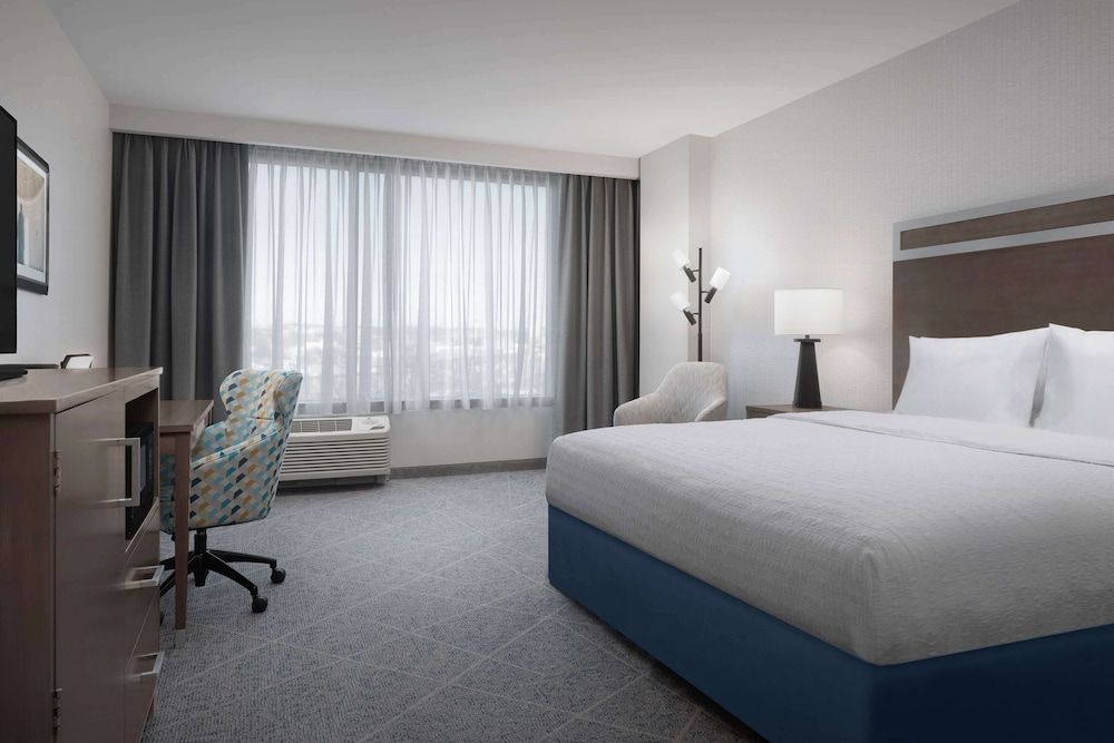Room, 1 King Bed, Non Smoking (Drinks & Snacks)