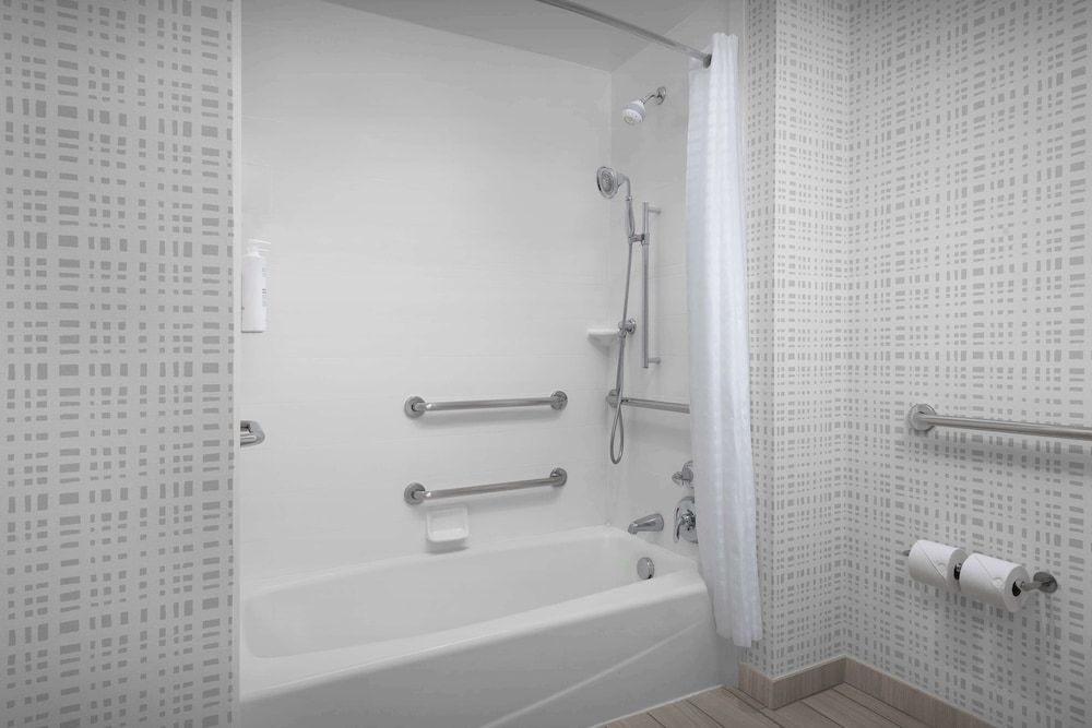 Room, 2 Queen Beds, Accessible, Bathtub