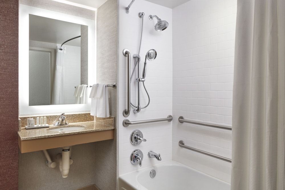 Fairfield Inn & Suites by Marriott Washington, DC/Downtown Room, 1 King Bed (Mobility/Hearing Accessible, Tub) 3