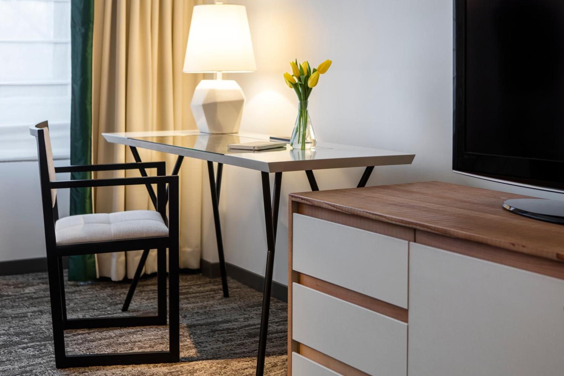 Studio Queen Room with Kitchenette and Accessible Tub