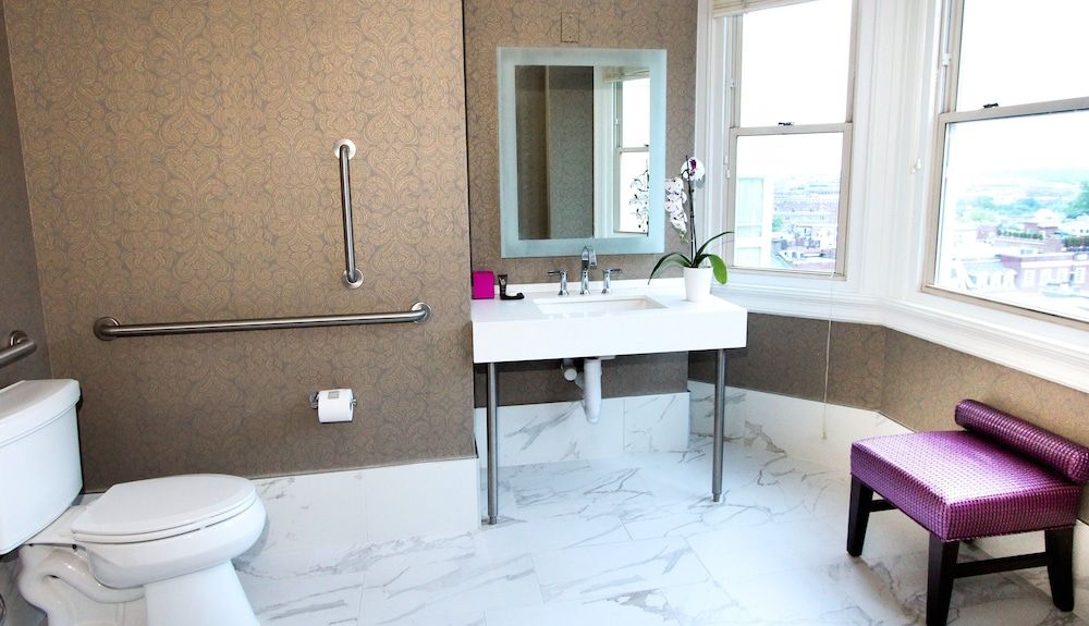 The Churchill Hotel near Embassy Row Standard Room, 2 Double Beds, Mobility Accessible 6