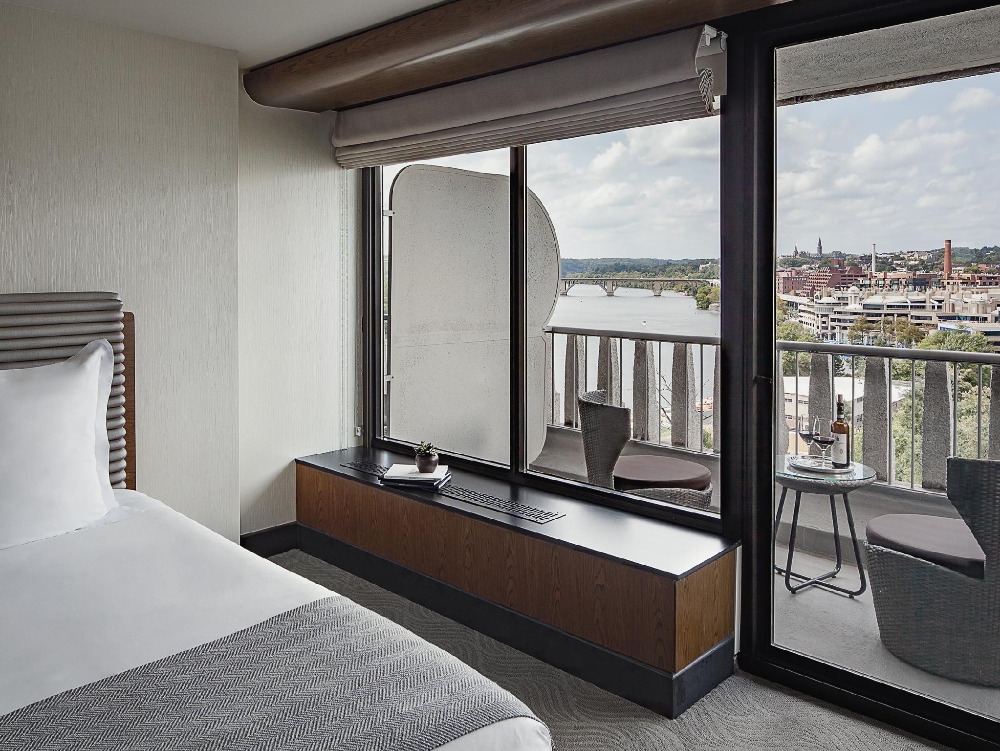 Premier River View 1 King with Balcony