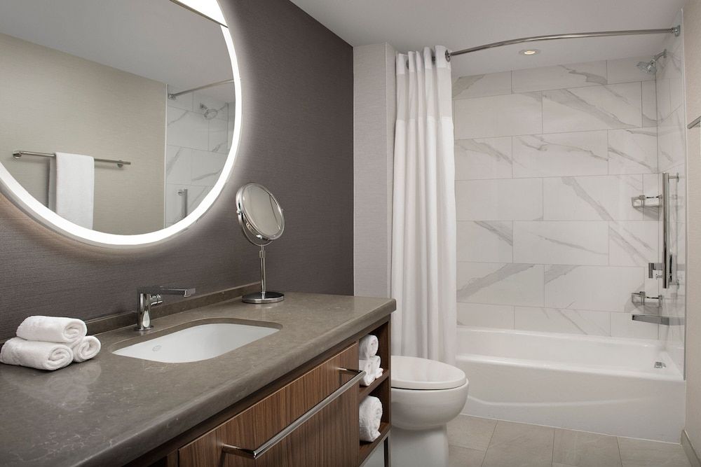 Courtyard by Marriott Washington, DC Dupont Circle Room, 2 Queen Beds, Non Smoking (Hearing Accessible) 5